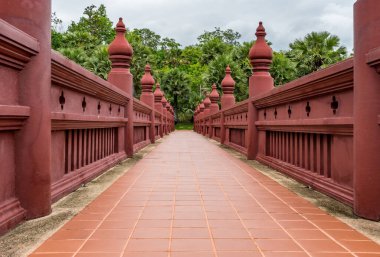 Eskimiş beton parmaklıklı kahverengi fayanslar.