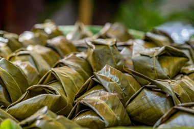 Tayland 'ın yeşil muz yapraklı yiyecek paketi.