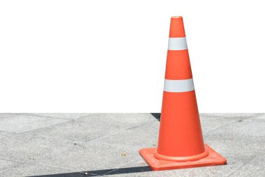 Beton kaldırımda plastik turuncu koni beyaz zemin üzerinde kırpma yolu ile izole