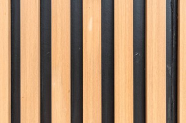 Siyah alanı olan ahşap bir duvar.