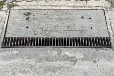 Paslı metal kanal kapağı