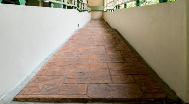 Tekerlekli sandalye için beton rampa