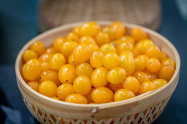 Bambu kasesinde sarı kiraz domatesi