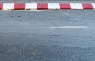 Kırmızı ve beyaz kaldırımlı asfalt yol