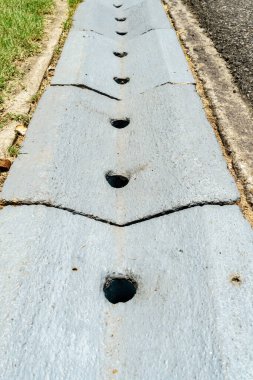 Kaldırımdaki beton su gideri