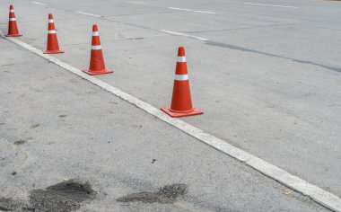 Asfalt yolda plastik turuncu koniler