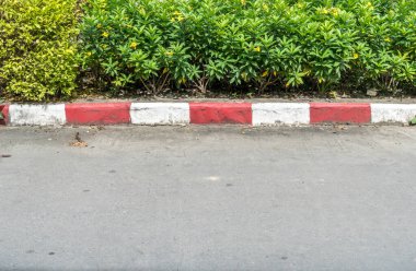 Kırmızı ve beyaz kaldırımlı beton yol
