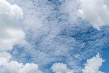 Mavi gökyüzü arkaplanlı beyaz bulut