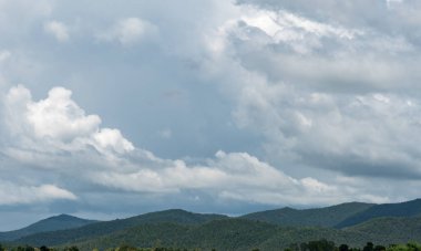 Mavi gökyüzü ve yeşil dağlı beyaz bulut