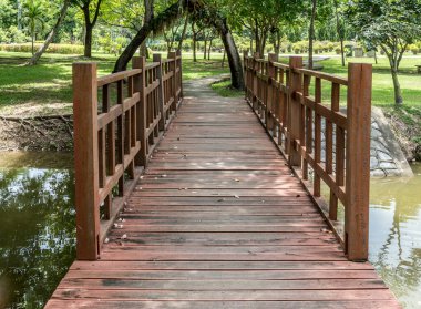 Yol ve bahçedeki ahşap köprü