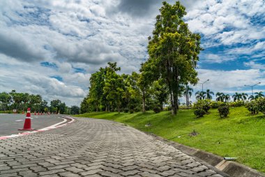 Parkta beton blok yolu