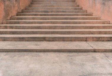 Küçük çakıl desenli merdivenli beton.