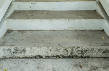 Kirli beton merdiven. Basit arka plan.