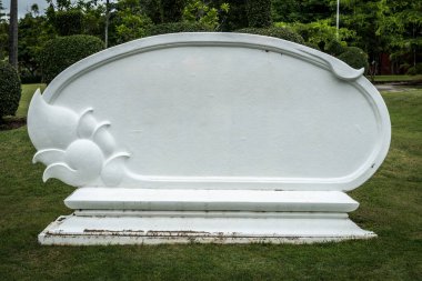 Bahçede beton beyaz boş pankart