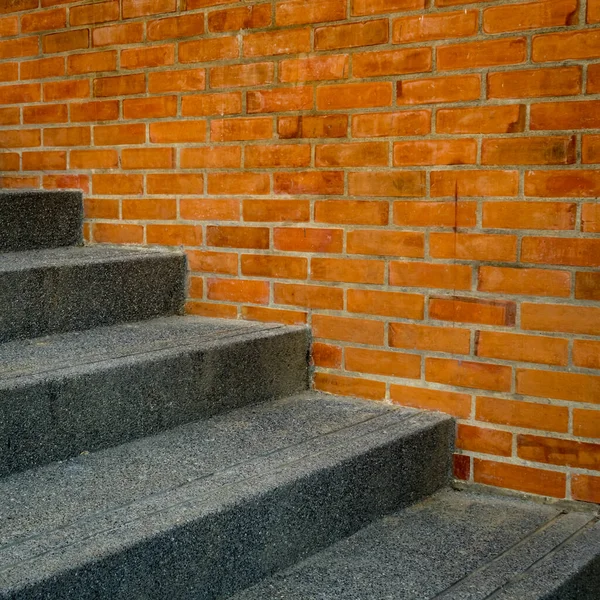 Перспектива Серой Бетонной Лестницы Коричневой Кирпичной Стены — стоковое фото