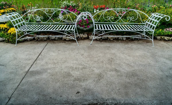 Bahçenin Beton Zemininde Beyaz Metal Park Bankı — Stok fotoğraf