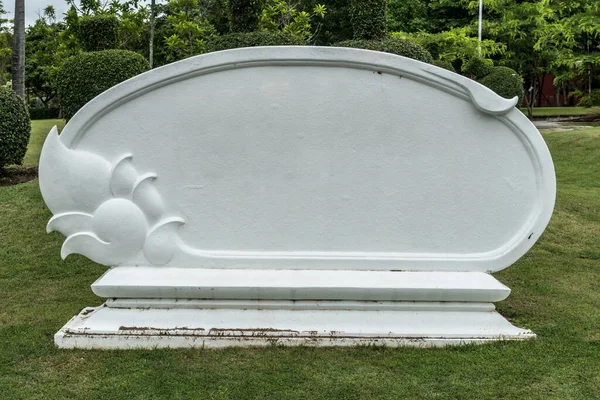 Bahçede beton beyaz boş pankart
