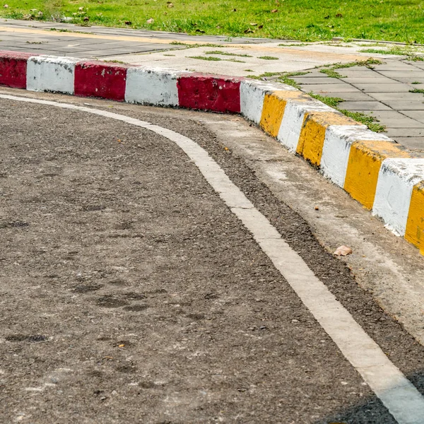 Asfalterad Väg Med Gul Röd Och Vit Vägskylt Vid Trottoarkanten — Stockfoto