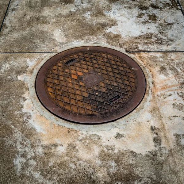 Rusty Metal Drain Cover Concrete Floor — Stock Photo, Image