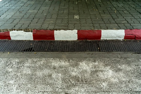 Perspectiva Estrada Concreto Com Meio Fio Vermelho Branco Tampa Drenagem — Fotografia de Stock