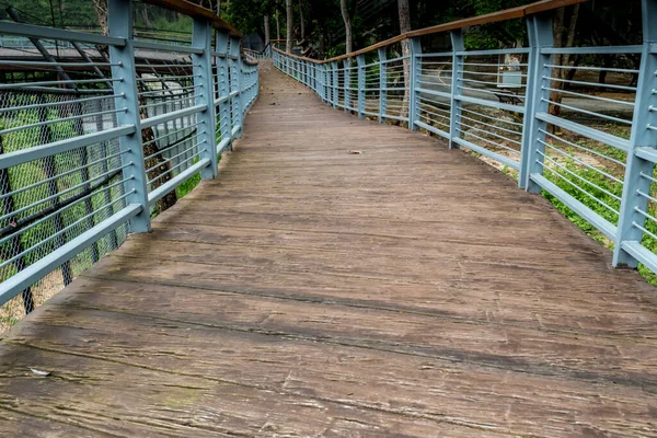 Passarela Concreto Com Trilhos Metal Parque — Fotografia de Stock