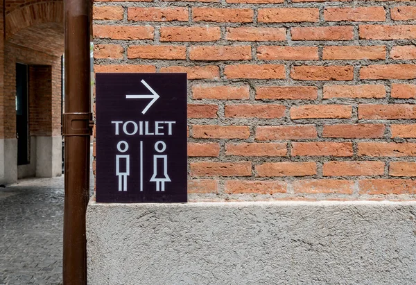 Toalete Etiqueta Sinal Moderno Parede Tijolo Concreto — Fotografia de Stock