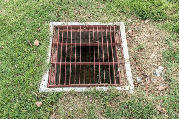 Roestige Metalen Afvoerkap Groen Gras — Stockfoto