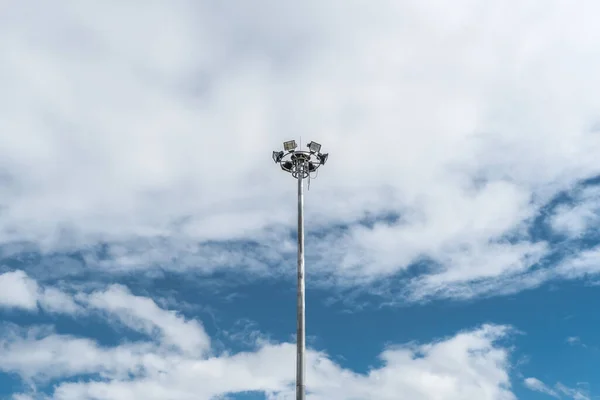 Точковий Світловий Полюс Білій Хмарі Блакитному Небі — стокове фото