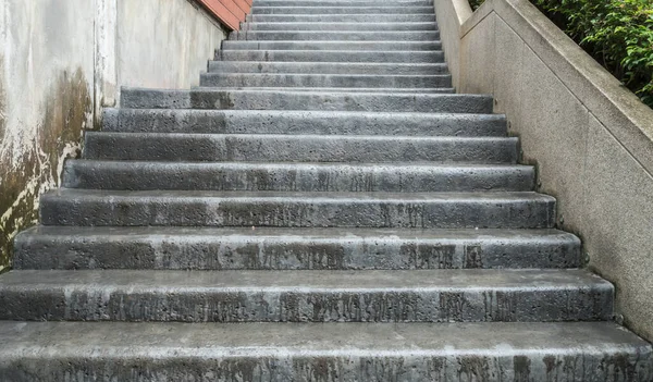 Мокрая Бетонная Лестница Простой Фон — стоковое фото