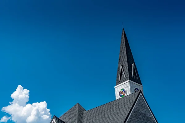 Kostelní Střecha Bílým Mrakem Modrou Oblohou — Stock fotografie