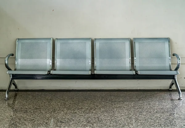 Cadeiras Linha Cinza Chão Granito Marrom — Fotografia de Stock