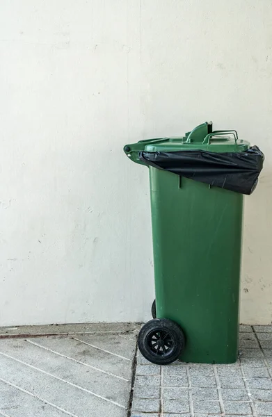 Lata Lixo Verde Fundo Parede Concreto — Fotografia de Stock