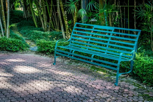 Parktaki Metal Park Bankında — Stok fotoğraf