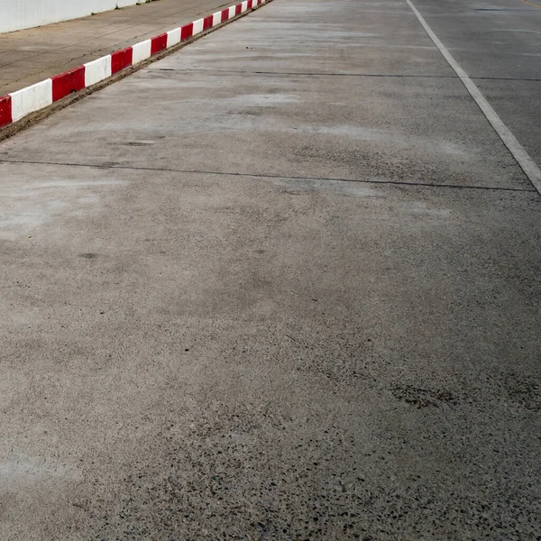 Betongblock Trottoar Med Röd Och Vit Betong Trottoarkant — Stockfoto