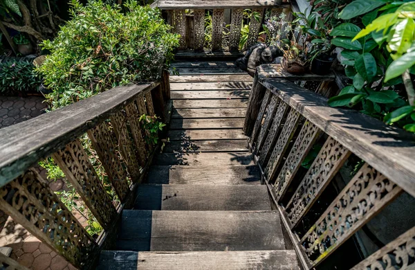 古代タイ北部スタイルの家の古い木製の階段 — ストック写真