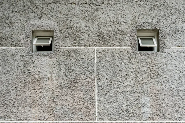 Weiße Betonwandstuckstruktur Und Weiße Fliesenlinie Mit Kleiner Fensterlüftung — Stockfoto