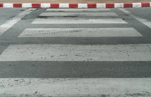 Пустой Пешеходный Переход Асфальтированной Дороге Красно Белым Знаком Обочине Тротуара — стоковое фото