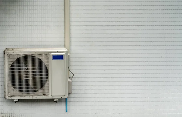 白墙空调设备冷凝器 — 图库照片