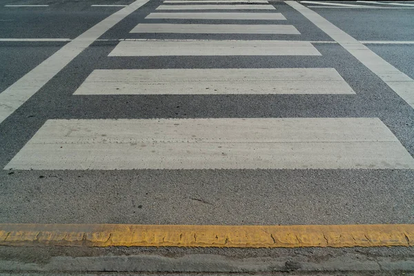 มมองของทางเด ขาวบนถนนยางมะตอย — ภาพถ่ายสต็อก