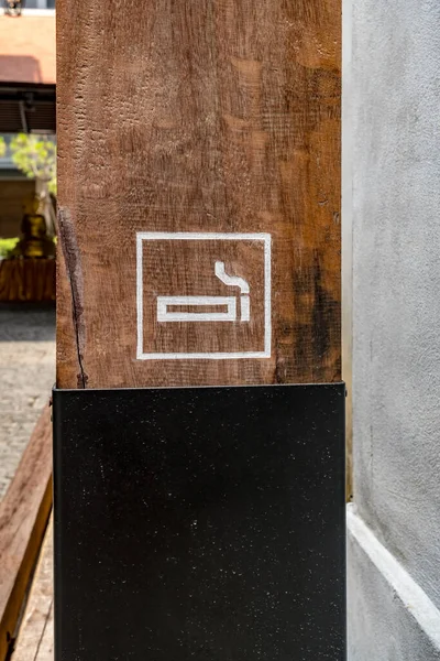 Znak Obszaru Palenia Drewnianym Słupku — Zdjęcie stockowe