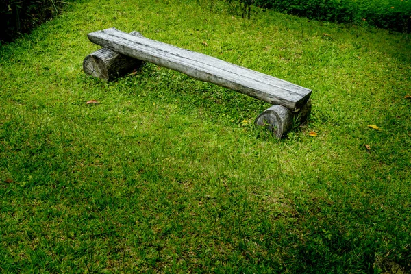 Деревянная Скамейка Парке Зеленой Траве — стоковое фото