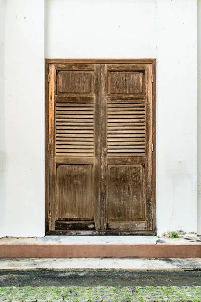 Brown Old Wooden Door White Concrete Wall — Stock Photo, Image