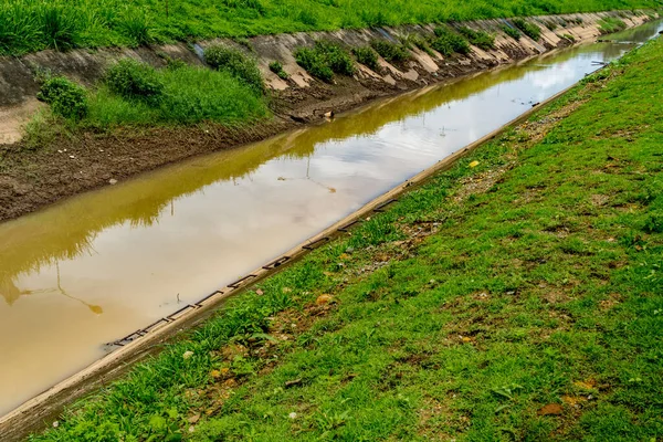 有混凝土墙的灌溉运河水道 — 图库照片