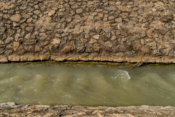 Canal Irrigação Com Parede Pedra Concreto — Fotografia de Stock