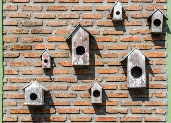 Rumah Burung Kayu Dinding Bata — Stok Foto