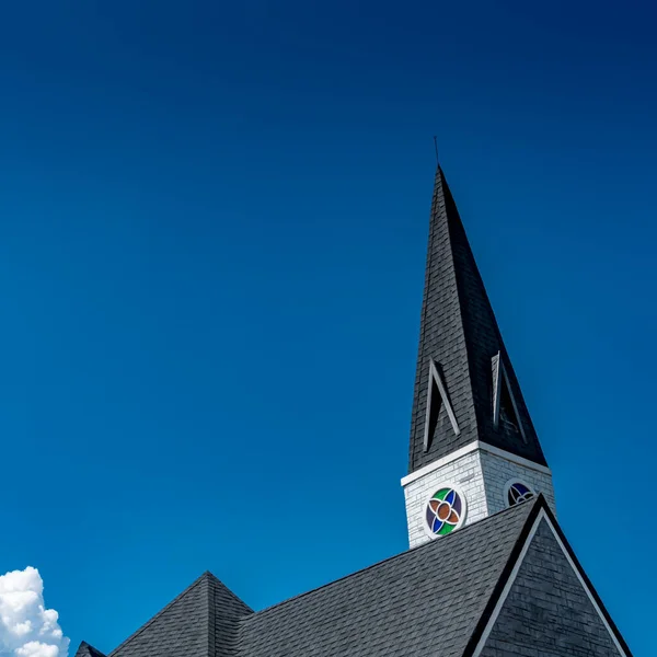 Kostelní Střecha Bílým Mrakem Modrou Oblohou — Stock fotografie