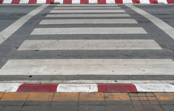 Kaldırımda Kırmızı Beyaz Işareti Olan Asfalt Yolda Boş Yaya Geçidi — Stok fotoğraf