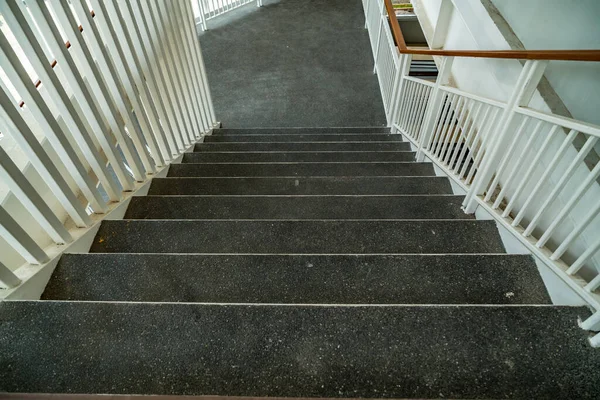 Weißes Eisernes Geländer Auf Schwarzer Treppe — Stockfoto