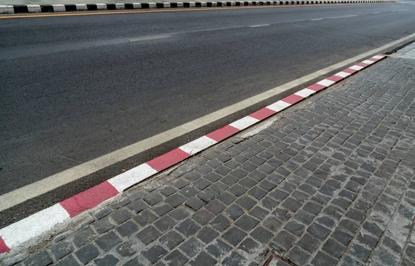 Perspectiva Carretera Asfaltada Con Bordillo Rojo Blanco — Foto de Stock