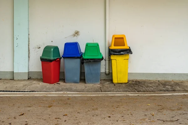 Verde Azul Vermelho Amarelo Lata Lixo Chão Concreto — Fotografia de Stock